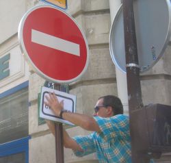 Pose d'un pannonceau "sauf cyclistes" sous le sens interdit de la rue St Sulpice