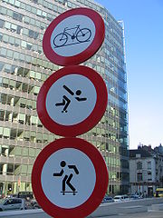 Trois panneaux dont deux non réglementaires (Bruxelles) Trois panneaux dont deux non réglementaires (Bruxelles)